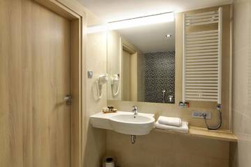 Фото номера Двухместный номер с 1 кроватью Отель Bristol Art &amp; Medical SPA г. Буско-Здруй 5